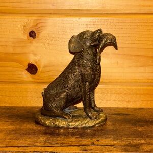 Bird hunting retriever figurine